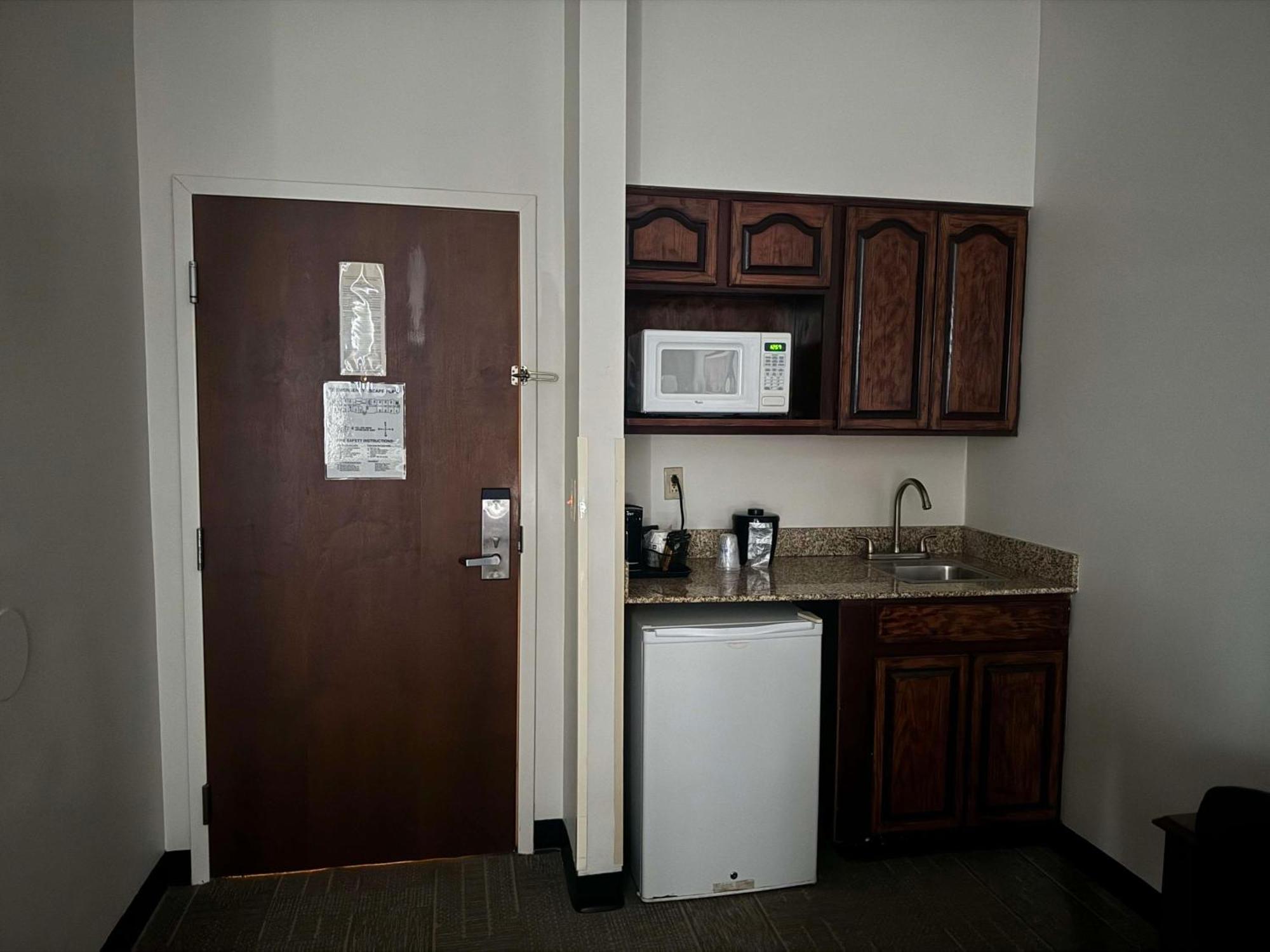 Best Western Plus Hannaford Inn & Suites Kenwood Eksteriør billede